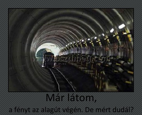 Már látom,
 
a fényt az alagút végén. De mért dudál?